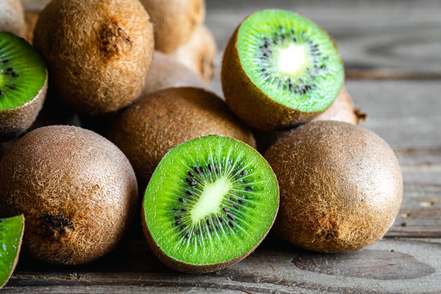 Kiwi Health Benefits: Vitamin C, Digestion, and Everyday Wellness