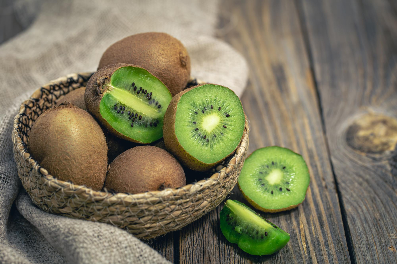 Kiwi Health Benefits: Vitamin C, Digestion, and Everyday Wellness