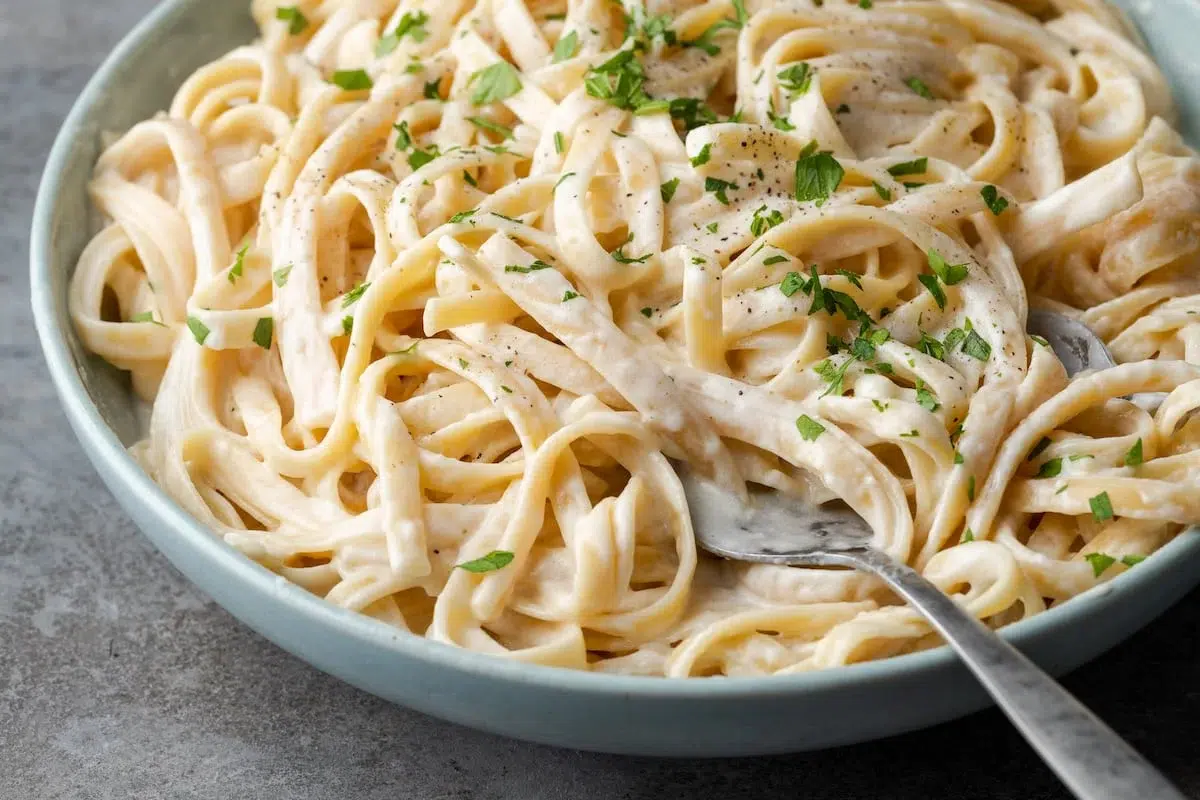 Chicken Fettuccine Alfredo (Easy & Creamy)