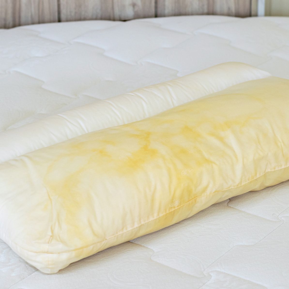 How to Whiten Yellow Pillows and Make Them Look New Again